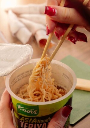 La cucina asiatica conquista i giovani italiani: i noodles sono gli spaghetti della Gen Z