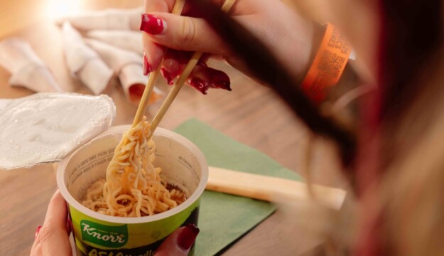 La cucina asiatica conquista i giovani italiani: i noodles sono gli spaghetti della Gen Z