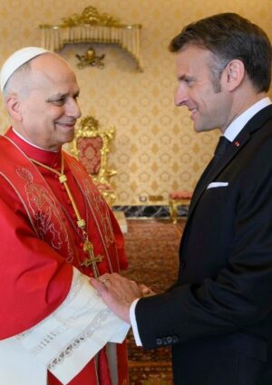 Un vino italiano per Macron: il Papa regala al Presidente francese una bottiglia di Amarone Aneri &nbsp;