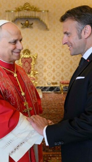Un vino italiano per Macron: il Papa regala al Presidente francese una bottiglia di Amarone Aneri &nbsp;