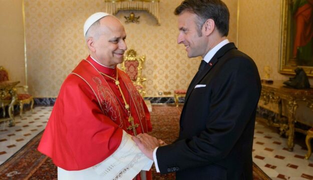 Un vino italiano per Macron: il Papa regala al Presidente francese una bottiglia di Amarone Aneri &nbsp;