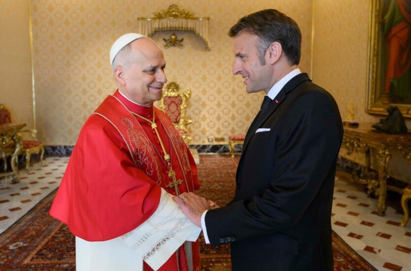 Papa Leone ha donato a Macron l’Amarone Aneri (ph: VaticanMedia) 