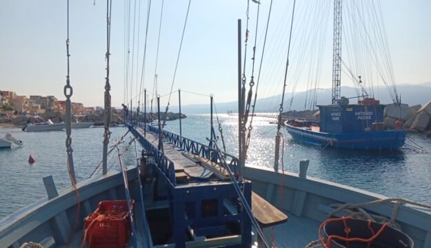 Pescatori per un giorno: la vacanza autentica nei mari italiani che sfida crisi e caro-voli