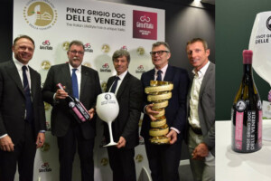 La &ldquo;Corsa Rosa&rdquo; brinda con la &ldquo;perla bianca&rdquo;: il Pinot Grigio Delle Venezie vino del &ldquo;Giro d&rsquo;Italia&rdquo;
