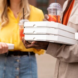 Under 30, l&rsquo;80% ricorre al take-away, il 73% al food delivery ed il 71% al consumo on-the-go