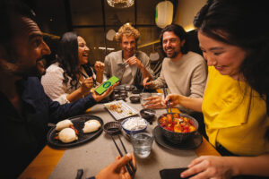 Recensioni, ricerca assistita e passaparola: ecco come gli italiani scelgono un ristorante