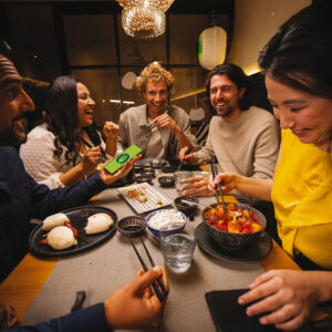 Recensioni, ricerca assistita e passaparola: ecco come gli italiani scelgono un ristorante