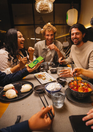 Recensioni, ricerca assistita e passaparola: ecco come gli italiani scelgono un ristorante