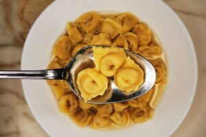 Elogio del tortellino, la pasta pi&ugrave; sensuale e appagante, protagonista di veri e propri riti
