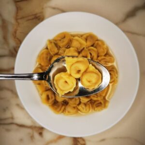 Elogio del tortellino, la pasta pi&ugrave; sensuale e appagante, protagonista di veri e propri riti