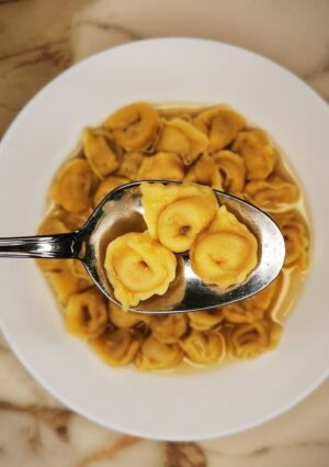 Elogio del tortellino, la pasta pi&ugrave; sensuale e appagante, protagonista di veri e propri riti