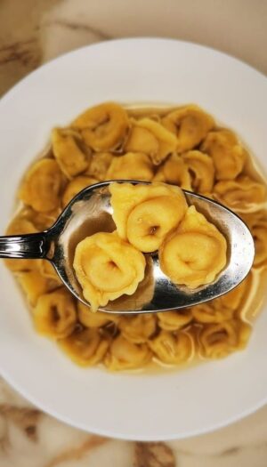 Elogio del tortellino, la pasta pi&ugrave; sensuale e appagante, protagonista di veri e propri riti