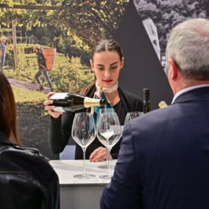 Esiste un modo di bere vino &ldquo;all&rsquo;italiana&rdquo;? S&igrave;, e lo racconter&agrave; Vinitaly 2026 a Verona