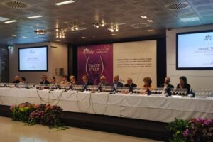 &ldquo;Eccellenze d&rsquo;Italia&rdquo;: un viaggio tra cantine storiche, territori top, vini-icona e grandi annate