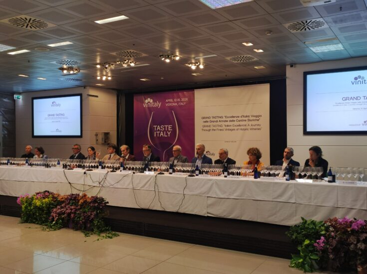 Vinitaly 2026 - Masterclass Grand Tasting di Riccardo Cotarella, i relatori Riccardo Cotarella e Luciano Ferraro con i 13 produttori