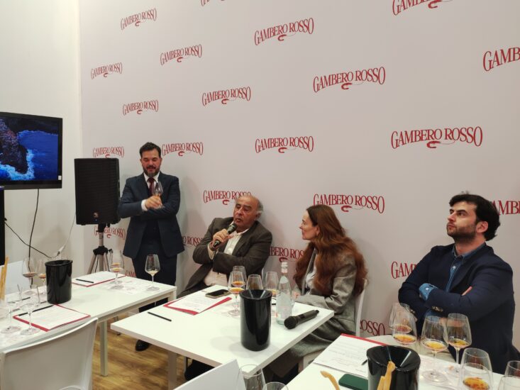 Vinitaly 2026 - Masterclass sul Passito di Pantelleria al Gambero Rosso, Relatori Giuseppe Carrus, Salvatore Ferrandes, Carole Bouquet e Andrea Pasqua