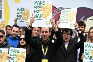 &ldquo;Make wine, not war&rdquo;, il flash mob per la pace dei giovani della Coldiretti a Vinitaly 2026