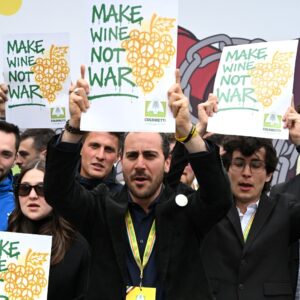&ldquo;Make wine, not war&rdquo;, il flash mob per la pace dei giovani della Coldiretti a Vinitaly 2026