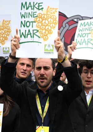 &ldquo;Make wine, not war&rdquo;, il flash mob per la pace dei giovani della Coldiretti a Vinitaly 2026