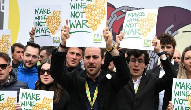 &ldquo;Make wine, not war&rdquo;, il flash mob per la pace dei giovani della Coldiretti a Vinitaly 2026