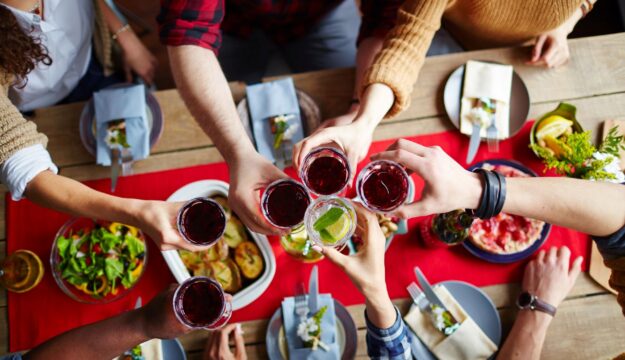 Vino e salute: Irvas e la scienza rileggono il ruolo del bicchiere a tavola