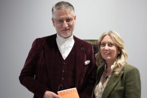 Il vetro delle bottiglie come filtro per raccontare la vita in cantina: la mostra Zenato a Vinitaly