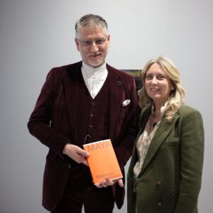 Il vetro delle bottiglie come filtro per raccontare la vita in cantina: la mostra Zenato a Vinitaly