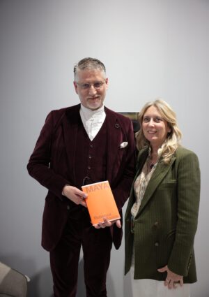 Il vetro delle bottiglie come filtro per raccontare la vita in cantina: la mostra Zenato a Vinitaly