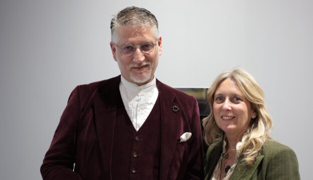 Il vetro delle bottiglie come filtro per raccontare la vita in cantina: la mostra Zenato a Vinitaly