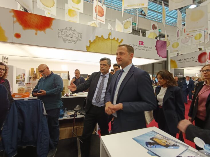 Il Commissario Agricoltura Ue Hansen da Legacoop Agroalimentare a Vinitaly 2026