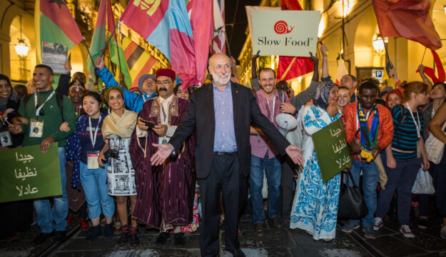 Dalle osterie delle sue Langhe al mondo: Slow Food celebra ricordo ed eredit&agrave; di Carlo Petrini