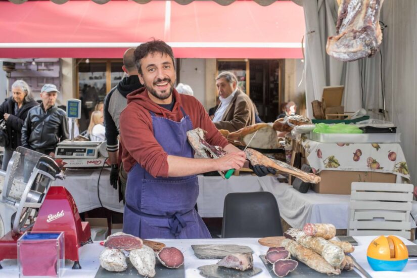 A “Distinti Salumi” a Cagli, Slow Food racconta la migliore norcineria artigianale italiana