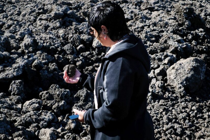 Monira Al Qadiri alla Tenuta Sciaranuova di Planeta sull’Etna (ph: Federica Jannuzzi)