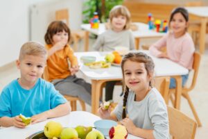 Frutta e verdura nelle scuole per garantire alimenti sani ai bambini, seguendo la stagionalit&agrave;