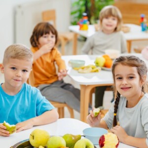 Frutta e verdura nelle scuole per garantire alimenti sani ai bambini, seguendo la stagionalit&agrave;