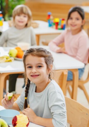 Frutta e verdura nelle scuole per garantire alimenti sani ai bambini, seguendo la stagionalit&agrave;