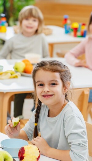 Frutta e verdura nelle scuole per garantire alimenti sani ai bambini, seguendo la stagionalit&agrave;