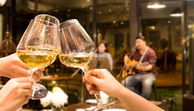 Se il vino diventa &ldquo;pi&ugrave; buono&rdquo; quando si degusta ascoltando musica dal vivo