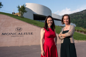 Moncalisse, la cantina del Trentodoc delle sorelle Julia e Karoline Walch, apre le sue porte
