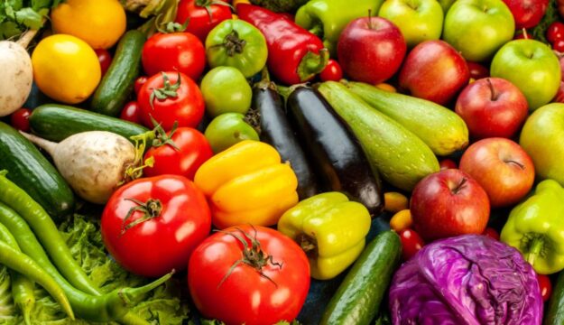 La voglia di frutta e verdura per una sana alimentazione si confronta con il contesto economico