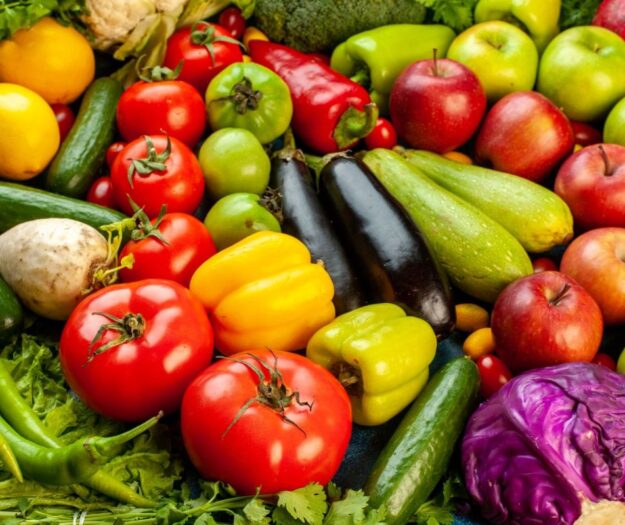 La voglia di frutta e verdura per una sana alimentazione si confronta con il contesto economico