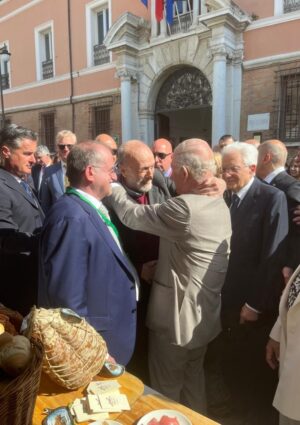 Il mondo ricorda Carlo Petrini, dalla parte dei contadini, amico di Papi e Re