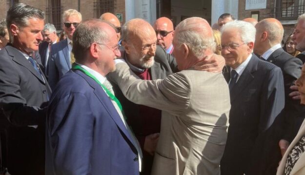 Il mondo ricorda Carlo Petrini, dalla parte dei contadini, amico di Papi e Re