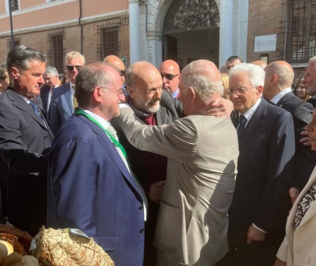 Il mondo ricorda Carlo Petrini, dalla parte dei contadini, amico di Papi e Re