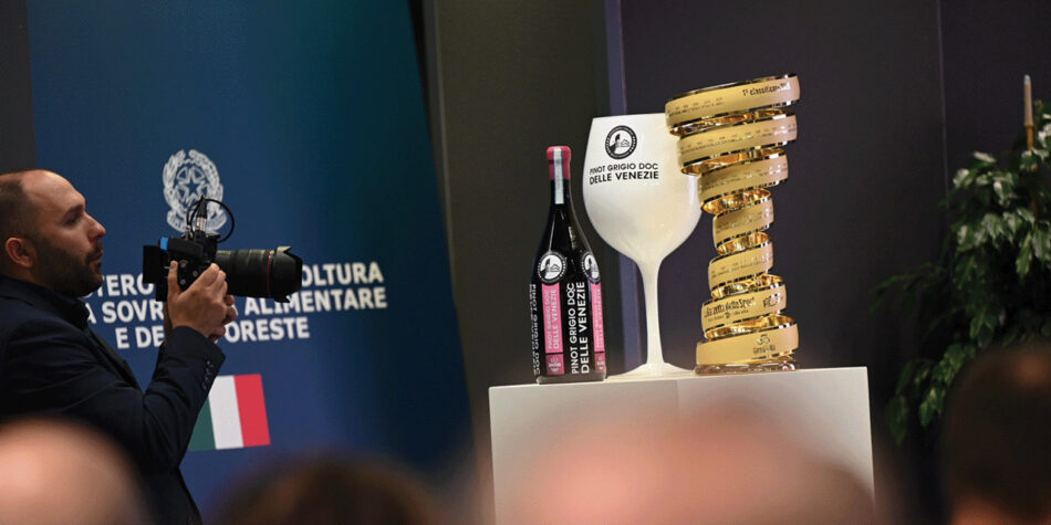 Il Pinot Grigio Doc Delle Venezie è l’“Official Wine” del Giro d’Italia 2026 grazie al Consorzio Doc Delle Venezie (credit: Giro d’Italia)