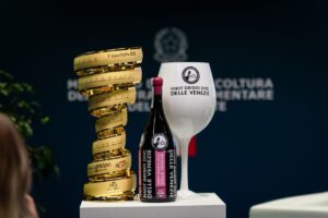 &ldquo;Giro d&rsquo;Italia&rdquo; 2026, il Pinot Grigio Doc Delle Venezie fa salire sul podio anche il vino italiano