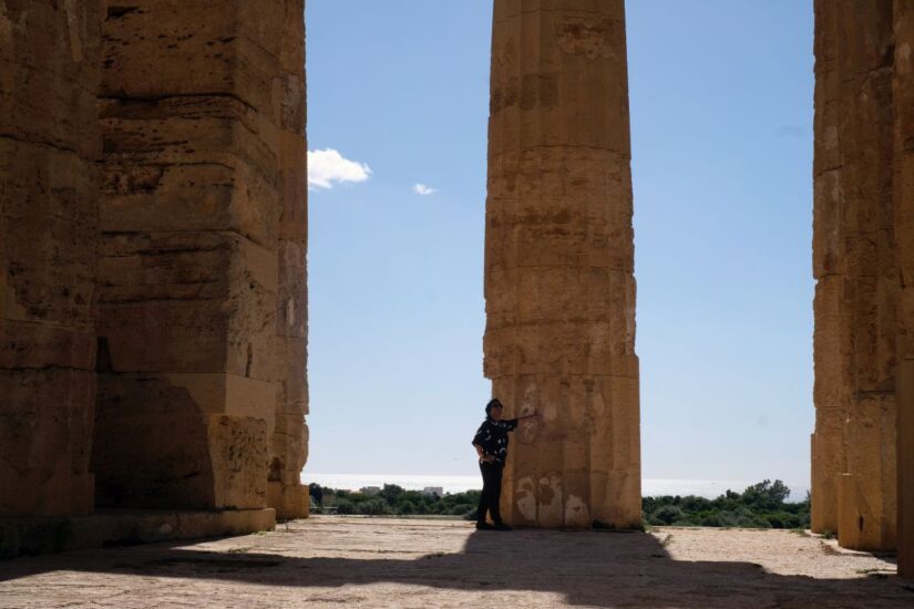 Monira Al Qadiri a Selinunte (ph: Federica Jannuzzi)