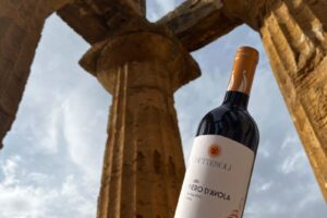La Sicilia che si &egrave; aperta al mondo grazie alla letteratura, oggi si racconta attraverso il vino
