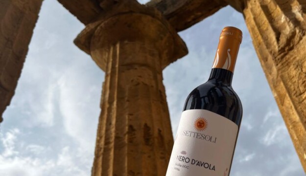 La Sicilia che si &egrave; aperta al mondo grazie alla letteratura, oggi si racconta attraverso il vino
