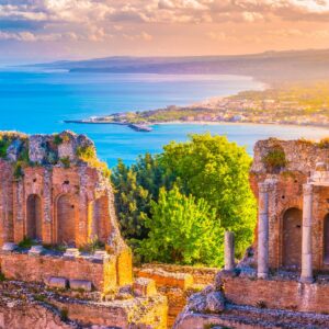 Da Dua Lipa a Bezos, da JLo a Brad Pitt, sempre pi&ugrave; vip e stranieri (+5,5%) scelgono la Sicilia